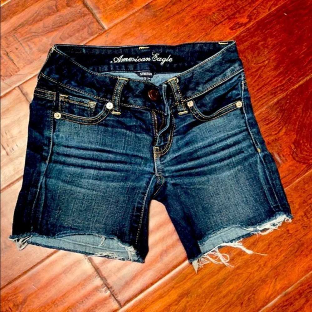 American Eagle denim shorts distressed hem sz. 00 dark wash can be cuffed